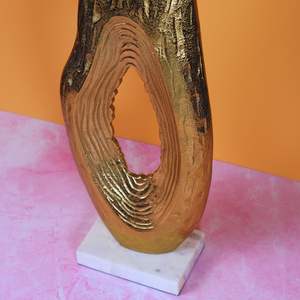 Sculpture artisanale en aluminium doré rond, pour la décoration de table, centre de table moderne et élégant - Product Image 3