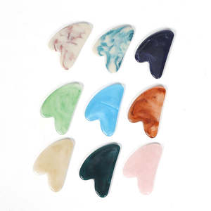 Outil de massage Gua Sha en résine et quartz rose en forme de cœur pour le corps AL MALIK CRAFT - Product Image 1