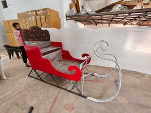 Chaise de traîneau du Père Noël en velours rouge avec structure métallique, siège décoratif pour exposition de Noël et événements festifs - Product Image 5