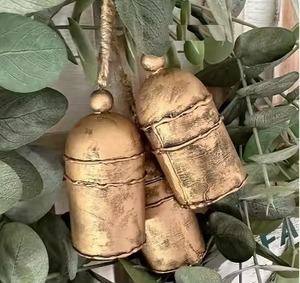 Campana Navideña Metálica Colgante con Detalles Decorativos para Adorno de Árbol de Navidad, Decoración Interior Estilo Rústico y de Temporada - Product Image 1