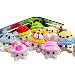 พวงกุญแจตุ๊กตาสัตว์น่ารักเปลี่ยนสีได้ ทำจากไหมพรม พร้อมโลโก้สั่งทำ ลายการ์ตูนและสีคลาสสิก ของขวัญส่งเสริมการขาย ผลิตในเวียดนาม - Product Image 1