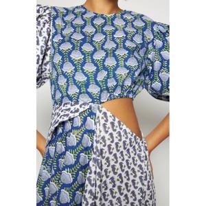 Robe longue moderne de qualité supérieure, motif audacieux bleu, équilibre parfait des couleurs, fente latérale à la taille - Product Image 3