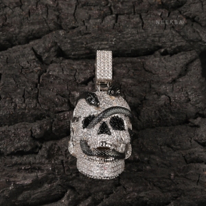Colgante de Calavera con Serpiente – Joyería Gótica, Calavera Oscura con Serpiente Negra de Moissanita en Plata de Ley 925 - Product Image 1