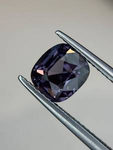 พลอยสปิเนลสีม่วงธรรมชาติ 1.73 กะรัต ทรงคุชชั่น เจียระไนเหลี่ยม พร้อมการเปลี่ยนสี ไม่มีรู จากศรีลังกา สำหรับทำเครื่องประดับและนักสะสม - Product Image 2