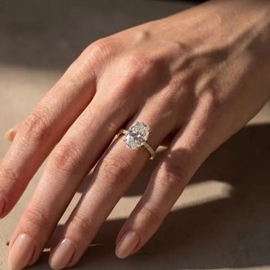 Anillo de compromiso con halo oculto de corte ovalado y diseño moderno en plata de ley 925 chapada en oro amarillo con diamante moissanita. - Product Image 4