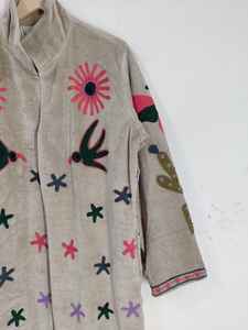 Chaqueta Larga Exclusiva de Terciopelo Bordada con Motivo Sagrado Corazón y Ojo, Estilo Bohemio Folclórico Hecho a Mano, Abrigo Largo de Declaración - Product Image 4