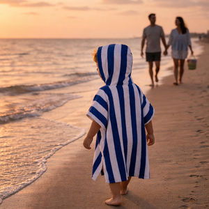 Poncho de bain pour enfants à rayures Cabana, en coton éponge doux, absorbant et à séchage rapide, idéal pour la piscine, la plage, les centres de villégiature et les hôtels, avec un toucher doux et des rayures teintes en fil. - Product Image 4