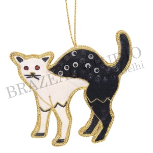 Adornos Navideños Personalizados de Terciopelo y Satén Hechos a Mano por Brazeal Studio, Ecológicos, con Cuentas Bordadas y Hilos Dorados de Fábrica - Product Image 2