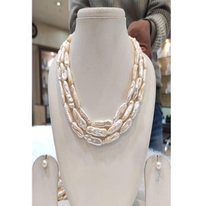 Magnifique ensemble collier et boucles d'oreilles 3 rangs de perles baroques imitation de qualité supérieure, tendance pour femme, idéal pour mariage, fiançailles et soirées. - Product Image 1