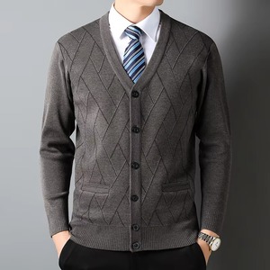 เสื้อคาร์ดิแกนวินเทจคลาสสิค คอวี ผ้าทอเรียบ โพลีเอสเตอร์ผสมวิสโคส มีกระเป๋า  รับผลิตตามแบบ  ขายส่งจากโรงงาน สำหรับฤดูใบไม้ร่วง - Product Image 2