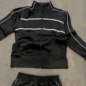 Veste personnalisée en tissu extensible quadridirectionnel, sublimation, résistante à l'eau, avec t-shirt et short, ensemble de survêtement léger et respirant - Product Image 2