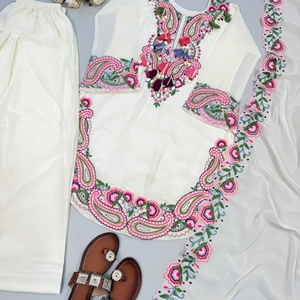 Conjunto de traje Farshi bordado de georgette de seda pura de diseñador para mujer - Elegante, listo para usar, formal, de secado rápido, corte regular, para invierno - Product Image 4