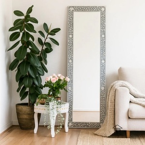 Miroir décoratif de luxe pour intérieurs résidentiels, design arqué raffiné avec détails floraux contemporains - Product Image 5