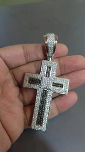 Colgante de Plata de Ley 925 con Cruz Blanca y Negra y Diamante Moissanita - Product Image 4