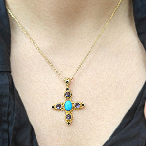 Collar con colgante de cruz de diseño, delicado colgante ovalado de turquesa azul vintage chapado en oro con pequeños detalles de amatista y circonita negra. - Product Image 2