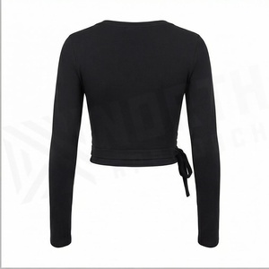 Haut court noir à manches longues et col en V profond, style North Approach, avec détail à nouer et logo sur la manche - Product Image 2