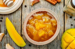La chutney de mangue est un condiment savoureux à base de mangues mûres, mélangé avec du sucre, du vinaigre et des épices aromatiques comme le gingembre. - Product Image 2