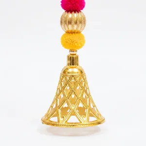 Élégant Toran de porte à fleurs jaunes avec des chaînes de perles et des détails dorés pour la décoration de mariage, festive, de la maison et traditionnelle - Product Image 6