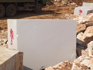 บล็อกหินอ่อนธรรมชาติเวียดนามขนาดใหญ่จากเหมืองโดยตรง - สำหรับใช้งานภายนอกอาคาร ผิวขัดเงา คุณภาพคงทน ราคาโรงงาน รับประกันตลอดอายุการใช้งาน - Product Image 5