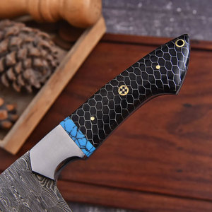 Couteau de cuisine Santoku japonais haut de gamme en acier carbone Damas, lame martelée de 8 pouces, manche en nid d'abeille, fabrication artisanale. - Product Image 3