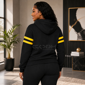 Sweat-shirt à capuche noir avec rayures jaunes sur les manches de la sororité Cosh International, coupe décontractée, manches longues - Product Image 4