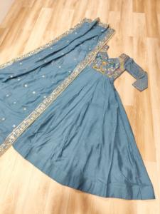 Robes Anarkali de mariage indiennes les plus belles, en soie Vichitra, ornées de paillettes riches, de broderies multi-fils et de broderies Zari. - Product Image 6