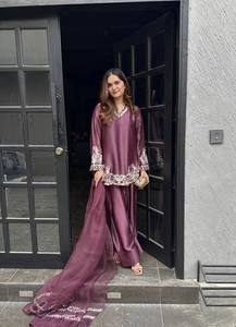 Ramdev Trading – Ensemble Kurta Kurti Réversible Style Gujarati Moderne pour Femme, en Soie Crêpe Naturelle Pure avec Bordure en Fausse Fourrure, Idéal pour Mariages et Fêtes - Product Image 2