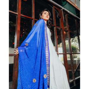Ensemble de costume en mousseline de soie Gotapatti blanc apaisant pour femme, respirant, ethnique, élégant, coupe ample, kurta et dupatta pour l'été, tenue de fête - Product Image 3