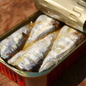 Sardinas enlatadas en salsa de tomate, sabor picante, totalmente cocidas, enlatos con anilla de apertura, para importadores, mayoristas y proveedores de alimentos. - Product Image 1