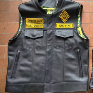 เสื้อกั๊กหนังสำหรับนักขี่มอเตอร์ไซค์แบบสั่งทำพิเศษพร้อมตะเข็บเย็บสีเหลืองตัดกัน - Product Image 1