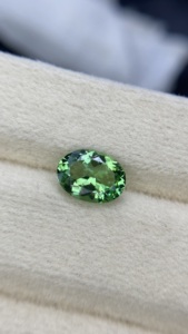 Tourmaline naturelle tanzanienne certifiée IGI, taille ovale, teinte rare, excellente qualité de couleur, 1,66 carat, nette à la loupe - Product Image 2