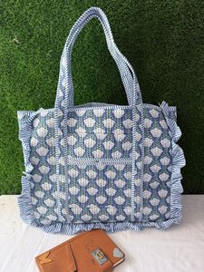 Sac fourre-tout bohème en pur coton avec broderie et volants, motif floral bleu et blanc, fermeture éclair, style shopping estival - Product Image 6