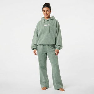 Conjunto deportivo de dos piezas de algodón con lavado ácido en verde salvia, sudadera con capucha y cordón ajustable, hombros caídos y corte holgado. - Product Image 2