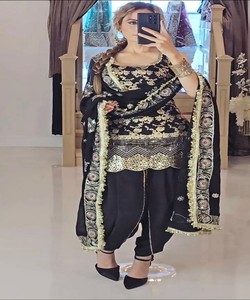 Ensemble haut, dhooti et dupatta en crêpe de soie de créateur, brodé de sequins, noir 85036 - Product Image 3
