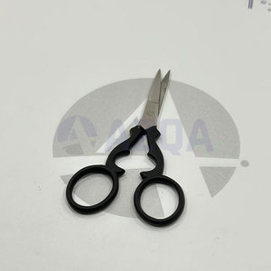 Vente en gros 3.5 ''Ciseaux en céramique noire lisse de haute qualité Broderie personnalisée Imprimé fantaisie Aiguille pointue Ciseaux à revêtement noir - Product Image 5