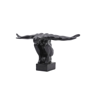 Sculpture en résine de figurine nordique en vol, décoration pour bureau, meuble TV, bar à vin - Product Image 1