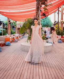 Hermosa prenda artesanal con delicado encaje de cuerda, escote en V profundo, mangas con volantes y silueta fluida en línea A, una pieza que realza la figura de una verdadera diosa. - Product Image 2