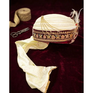 ผ้าโพกศีรษะไหมสีงาช้างแบบราชวงศ์ ขอบปักลายซาร์ดอซีสีแดงเลือดนก ประดับด้วยพลอยสีแดง รุ่นคัลกี มหาราชา ปากรี - Product Image 4