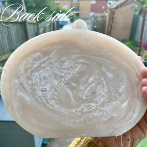 Bolso de Mano y Cartera de Resina Hechos a Mano y Personalizables para Mujer, Gran Capacidad con Decoración de Perlas por Universal Overseas - Product Image 4