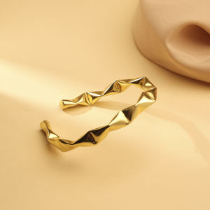 Bracelet manchette géométrique en laiton plaqué or de haute qualité pour femmes |   Bracelet ouvert moderne et élégant - Product Image 1