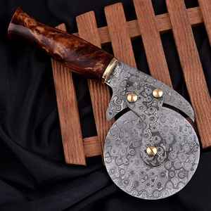 Couteau à pizza Viking en acier inoxydable Damas fait main avec lame Viking en bois de rose, coupe-pizza Valhalla - Product Image 1