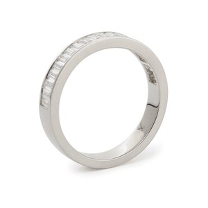 Anillo de boda minimalista de media eternidad con diamantes cultivados en laboratorio de corte baguette de 3*1.5 mm en oro blanco de 14K, certificado IGI. - Product Image 2