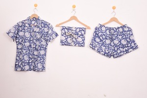 ชุดเสื้อและกางเกงขาสั้นลายพฤกษศาสตร์สีกรมท่าและสีมัสตาร์ด พร้อมกระเป๋าเข้าชุด - Product Image 3