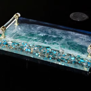 Bandeja Decorativa Grande Pintada a Mano TIMELESS CRAFT HANDMADE, con Asas de Cristal Dorado y Diseño de Geoda Turquesa - Product Image 1