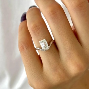 Bague de fiançailles incurvée en or blanc 18 carats avec diamant de laboratoire taille émeraude, solitaire unique imbriqué, certifié IGI, tendance, vente en gros - Product Image 1