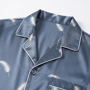 Conjunto de Pijama de Satén Personalizado para Hombre, Camisa de Manga Corta con Botones y Pantalones Cortos con Estampado de Plumas, Ropa de Dormir de Lujo, Venta al Por Mayor, OEM, ODM - Product Image 3