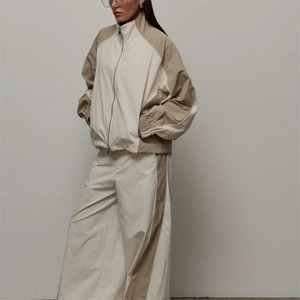 Conjunto Deportivo Personalizado con Logotipo, Chaqueta Corta de Nailon con Cierre y Paneles en Contraste para Mujer, y Pantalones de Nailon - Product Image 1