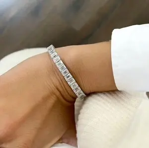 Pulsera de compromiso Tishya con moissanita de corte brillante redondo de 5x3mm, engaste de bisel, plata de ley chapada en oro, 22g - Product Image 1