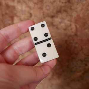 Jeu de dominos en résine blancs avec points noirs, forme irrégulière, objets d'art et de collection - Product Image 1