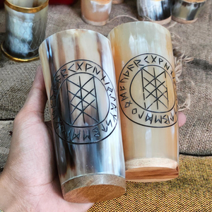 Corne à boire Viking gravée et polie, écologique, en corne de buffle naturelle, faite à la main, avec logo personnalisé, corne à bière médiévale, artisanat - Product Image 1